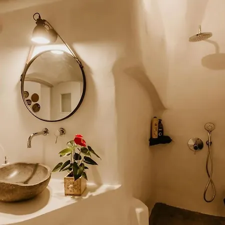 Evnoikon I- Jacuzzi Cave House In Fira (Santorini)