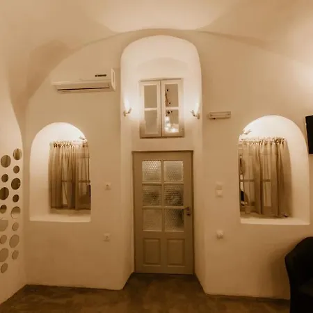 Evnoikon I- Jacuzzi Cave House In Fira (Santorini)